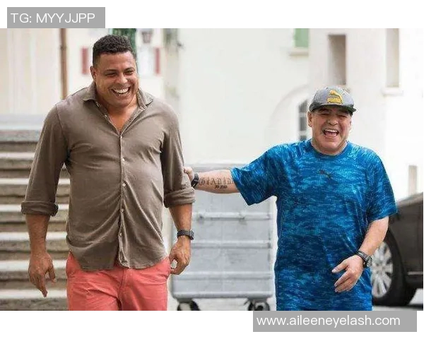 两位足球巨星同框合影展现风采与友谊的精彩瞬间